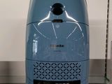 une petite machine bleue exposée dans un magasin