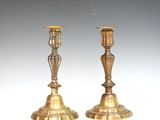 paire de chandeliers anciens en laiton sur fond blanc