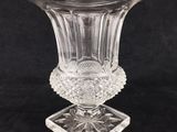 une photo d'un vase en verre transparent posé sur une table