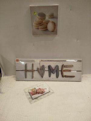 une photo d'un lit avec un tableau accroché au mur au-dessus