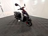 un scooter garé dans une pièce