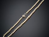 un collier de perles de culture et de diamants