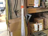 une pièce avec beaucoup de boîtes et de cartons sur les étagères