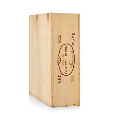 the wooden box is empty and ready to be used as a wine box