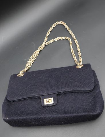 Sac à main tissu bleu marine, chainette en métal doré. Bon état