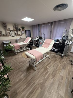 Deux tables de massage en skai beige