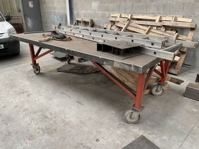 une table recouverte d'une grande quantité de bois, dans un garage