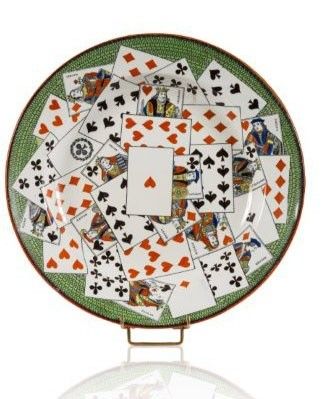 une image représentant une assiette sur laquelle sont posées des cartes à jouer