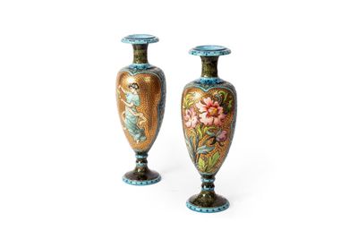 deux vases posés côte à côte sur une surface blanche