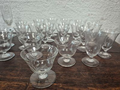 de nombreux verres à vin posés sur une table en bois