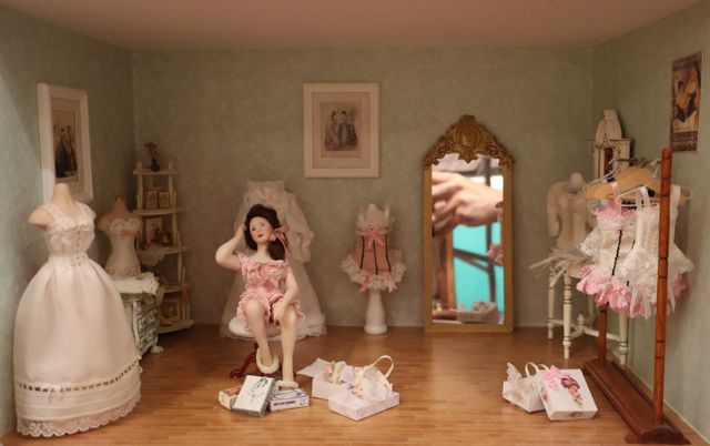 Diorama. Composition miniature, dans une vitrine en bois, vitre e...
