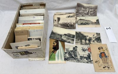 beaucoup de vieilles cartes postales dans une boîte posée sur une table