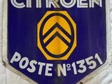un panneau bleu et jaune sur lequel est inscrit « Citroën poste n° 531 »