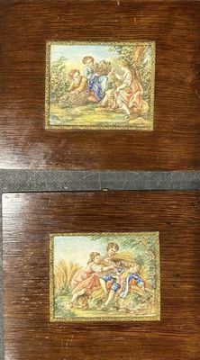 Deux tableaux représentant un homme et une femme sont posés sur une table.