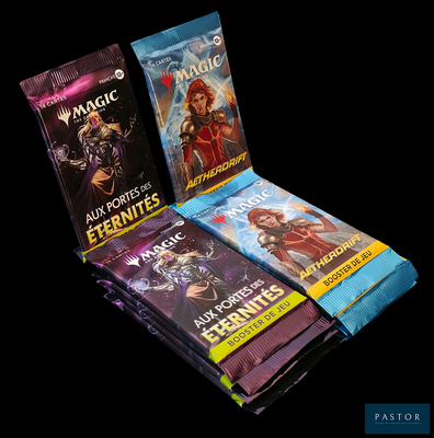trois paquets de cartes « Magic : The Gathering » sur fond noir