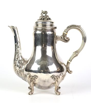 théière plaquée argent, ornée d'un motif décoratif sur un socle, sur fond blanc
