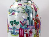 un vase avec un tableau posé sur une table