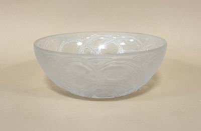 un saladier en verre décoré d'un motif, posé sur une table