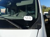 un camion blanc avec un autocollant sur le pare-brise