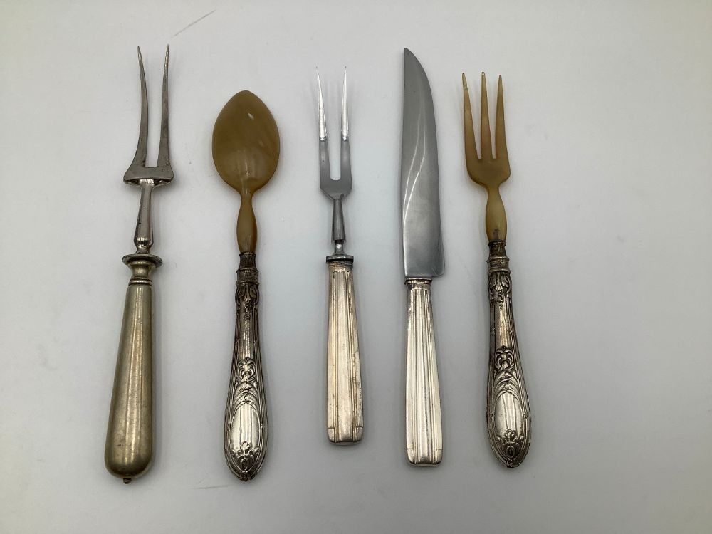 Lot de 5 couverts avec manches en métal argenté gaufré. Poids total : 0,480Kg
