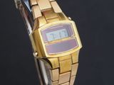 une montre-bracelet en or dotée d'un affichage numérique