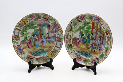 paire d'assiettes chinoises de style « famille » représentant des personnages dans un jardin