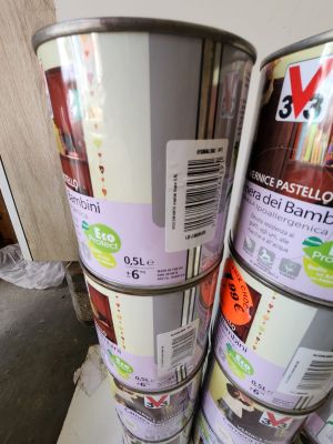 trois pots de peinture posés les uns à côté des autres sur une étagère