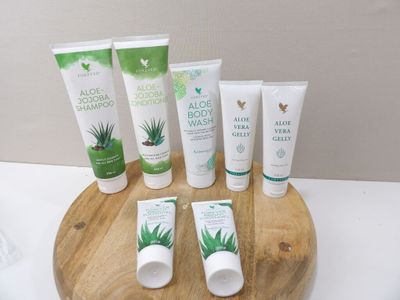 de nombreux types de produits à base d'aloès présentés sur un plateau en bois