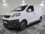 la camionnette blanche est garée sur le sol en damier d'une pièce