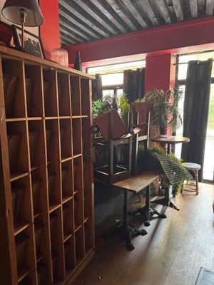 une pièce avec de nombreuses étagères et un bureau