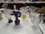 une table sur laquelle se trouvent de nombreux objets en verre