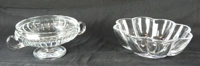 une paire de vases en verre posés sur un tissu noir, sur fond noir