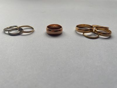 Trois types de bagues différents sont présentés sur une table.