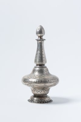 une image représentant un vase argenté sur fond blanc