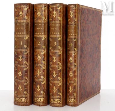 trois vieux livres sont alignés sur une surface blanche