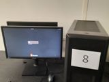 un ordinateur de bureau posé sur une table avec un clavier et une souris