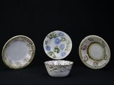 quatre types différents d'assiettes et de bols en porcelaine sur fond noir