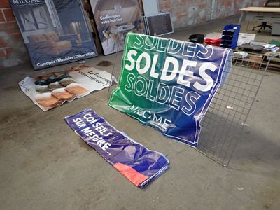 a sign that is laying on the ground in front of a building