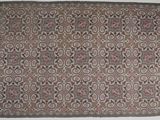 un vieux tapis orné d'un motif sur fond blanc