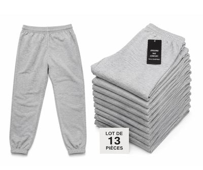 une pile de pantalons de survêtement gris et une pile de pantalons de survêtement gris