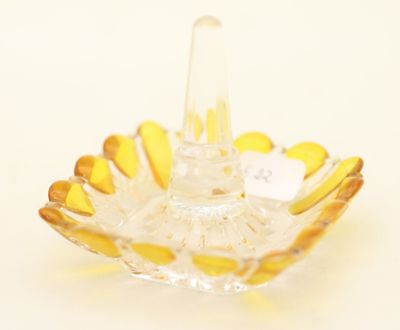 un petit bol en verre contenant une bougie