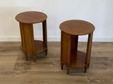 paire de tables d'appoint en noyer de style « mid-century »