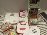 de nombreux objets posés sur le plan de travail de la cuisine