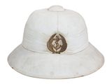 une image représentant un chapeau blanc orné d'un emblème marron