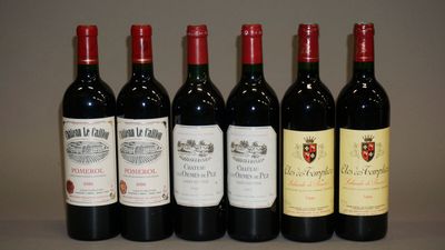 six bouteilles de vin sont alignées sur une table