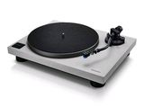 un gros plan d'une platine posée sur une surface blanche, avec un fond blanc