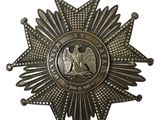 une image représentant un insigne en forme d'étoile orné d'un aigle