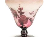 un vase en verre orné d'un motif de roses roses