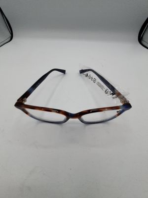 une paire de lunettes de lecture posée sur une surface blanche, avec une autre paire de lunettes en arrière-plan