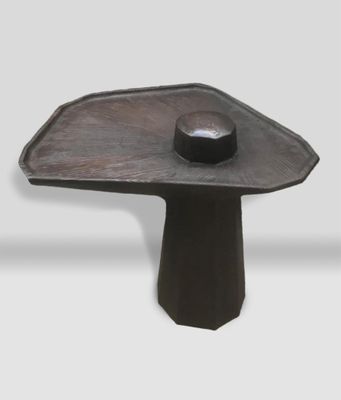 un objet noir posé sur une table